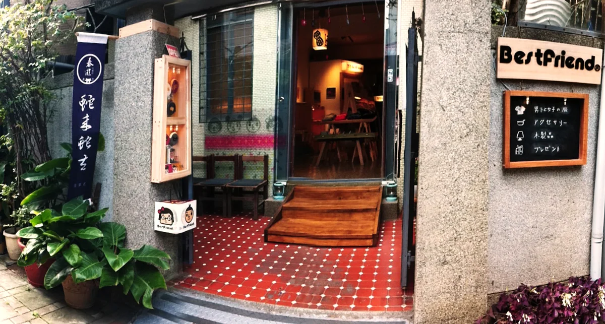 品牌公仔與巷口指示